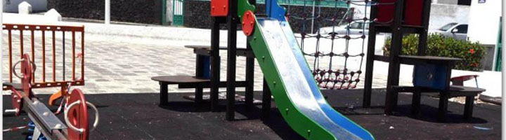 San Bartolomé realiza obras en dos nuevos parques infantiles y acondiciona otros 10 en todo el municipio