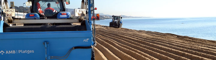 Se inician los trabajos de labrado de la arena para poner a punto las playas de Badalona