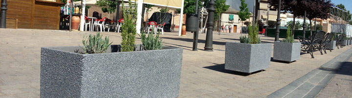 Villafranca de los Caballeros incorpora nuevo mobiliario urbano a la plaza de España