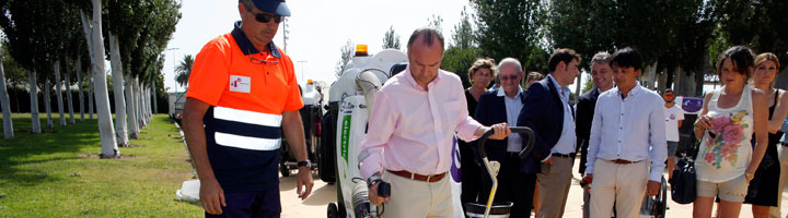 Almería presenta la nueva maquinaria del servicio de limpieza viaria y playas, formado por 69 vehículos