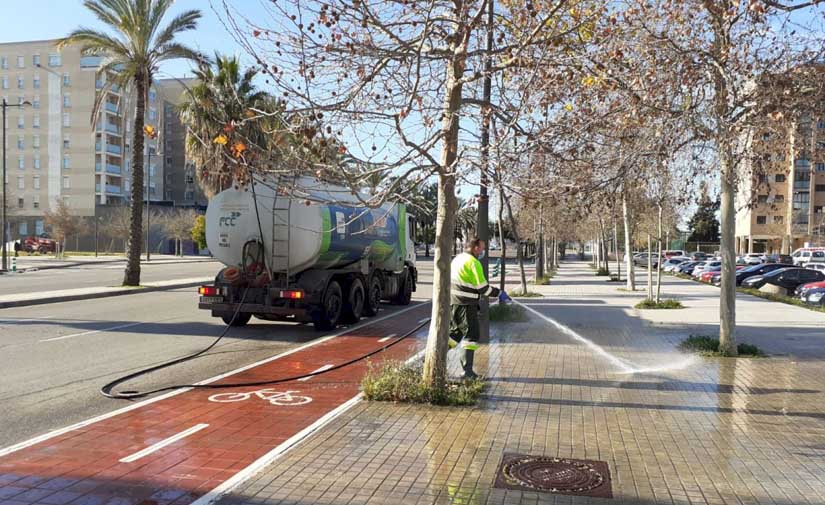 Valencia intensifica el baldeo y desinfección de vías públicas y mobiliario de Valencia