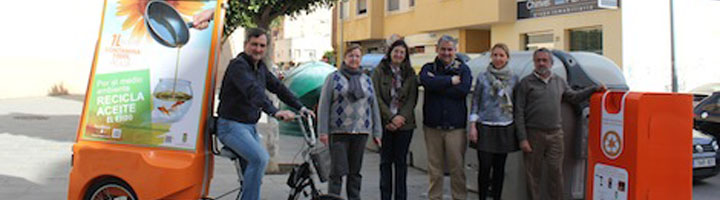 El Ejido desarrolla una campaña para promover el reciclaje del aceite usado entre vecinos y escolares