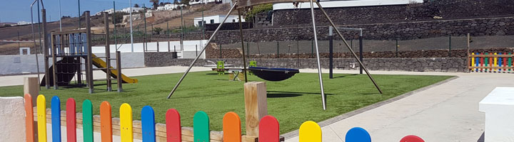 Tías estrena en La Asomada una nueva zona de merendero con barbacoas y parque infantil