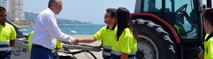 San Roque presenta el servicio de limpieza de las playas con medio centenar de trabajadores
