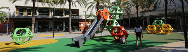 Hags instala sus novedosos juegos PlayCubes en la reforma de la plaza Maria Mercé Marçal de Sant Pere de Ribes