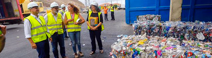 Las Palmas advierte del coste económico y medioambiental de no separar los residuos en contenedores