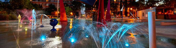 Fuentes de agua con iluminación en proyectos urbanísticos