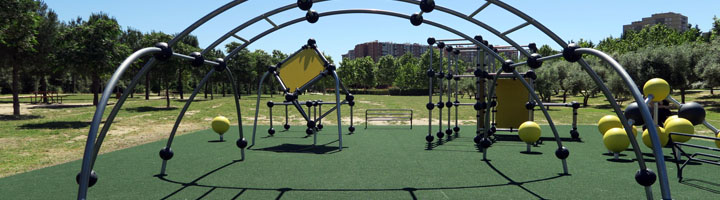 Moratalaz tiene en la Cuña Verde de O'Donnell el primer circuito público de parkour de Madrid