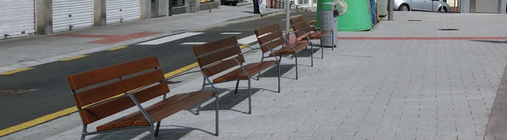 Eibar continua la renovación de los bancos de las calles y plazas de la ciudad