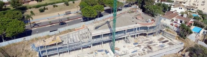La obra para crear una plaza-mirador en la playa del Cristo de Estepona entra en su recta final