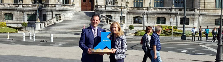 Una Pajarita Azul anida en el campanario del Ayuntamiento de Bilbao