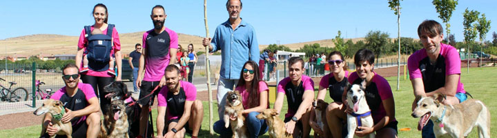 Pequeños y mayores de Poblete disfrutan de un nuevo parque canino en el espacio verde de Las Cuatro Estaciones