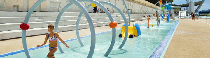 Juego y agua en un parque acuático sin profundidad