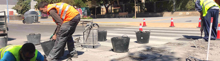 Almería instala en la Avenida Padre Méndez el cuarto paso de peatones inteligente con tecnología LED