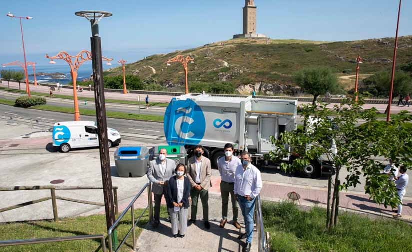 A Coruña presenta los nuevos contenedores y vehículos para la recogida de papel, cartón y vidrio