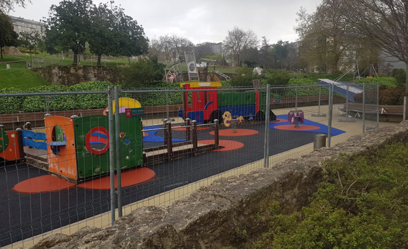 A Coruña renueva los parques infantiles de As Lagoas y Mosteiro de Cines