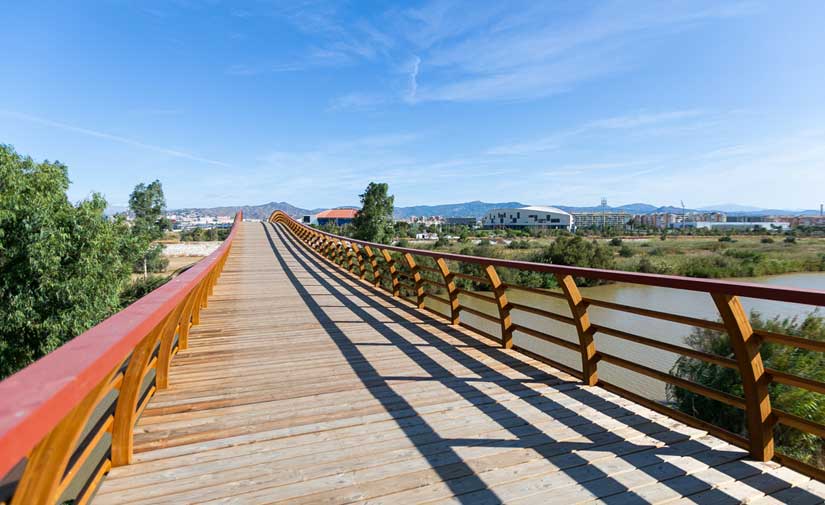 Abierta al público en Málaga la mayor pasarela peatonal de madera de Europa