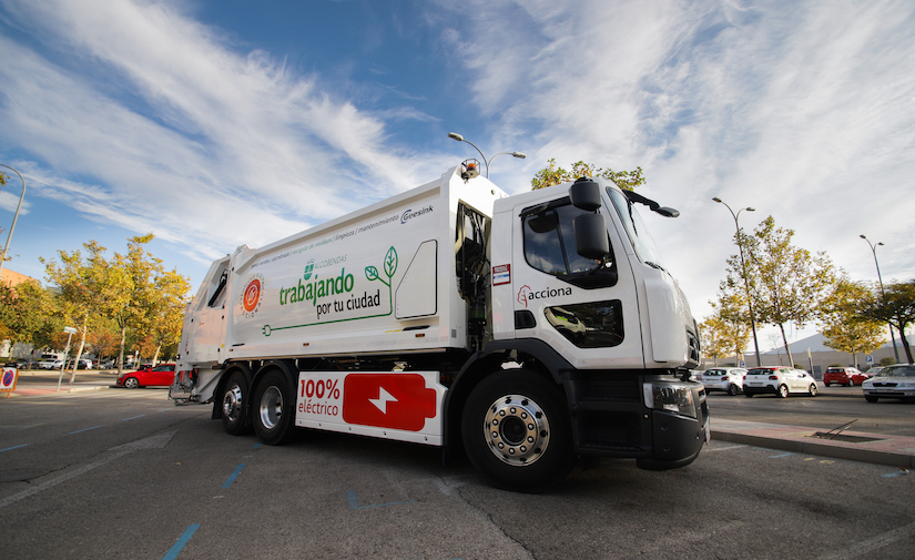 ACCIONA estrena en Alcobendas su primer camión 100% eléctrico para el servicio de recogida de residuos