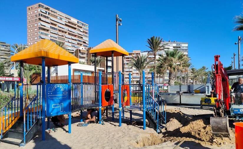 Alicante inicia la renovación de juegos infantiles en sus cinco playas