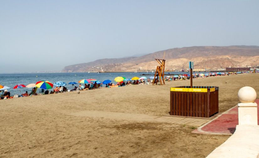 Almería instala 120 islas de reciclaje en sus playas para reforzar la recogida selectiva en verano