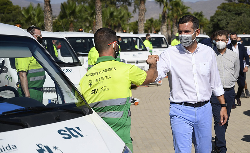 Almería presenta la nueva maquinaria del servicio de Parques y Jardines con un 85% de vehículos eléctricos