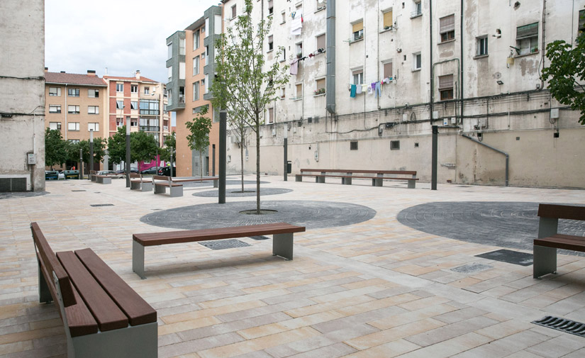 Árboles, rampas y escaleras salvan el desnivel de la nueva Plaza del antiguo Grupo Oscoz en Pamplona