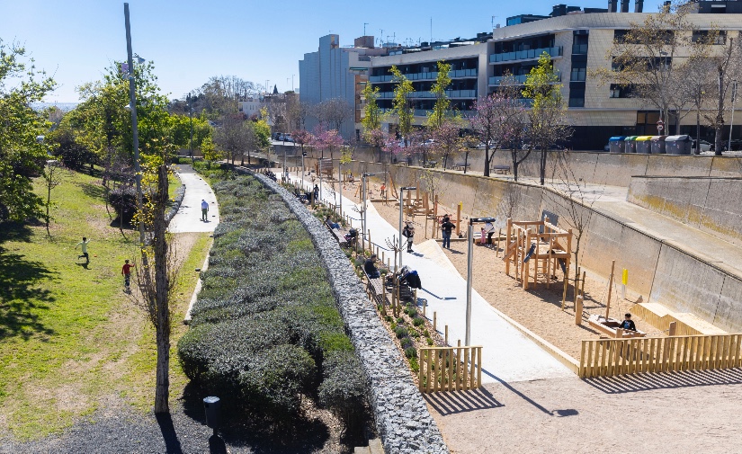 Badalona estrena un área de juegos infantiles inclusiva en el parque de la Riera de Canyadó