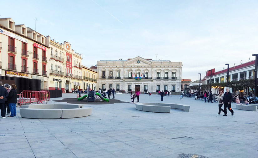 Bancos de hormigón personalizados con iluminación LED para la plaza de España de Alcázar de San Juan