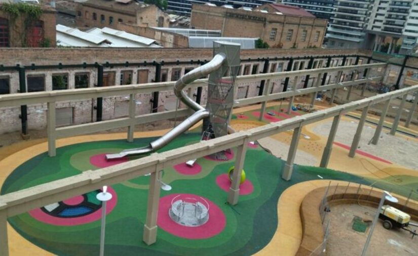 Barcelona abre el área de juego infantil accesible de Can Batlló
