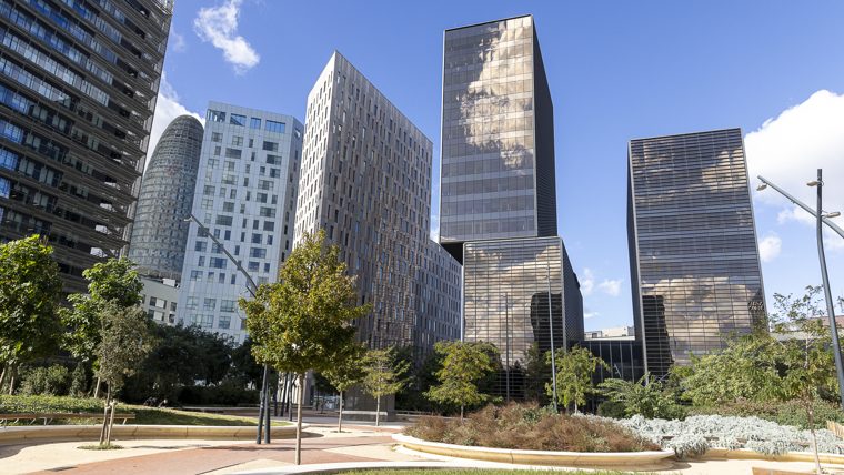 Barcelona amplía su red de climatización urbana con una nueva central que aprovecha el agua del mar