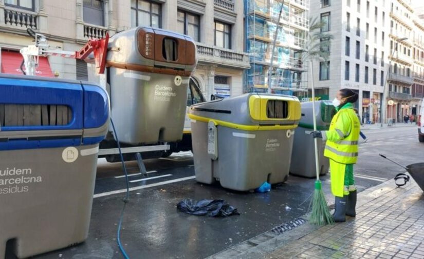 Barcelona ampliará la frecuencia de lavado del exterior de los contenedores