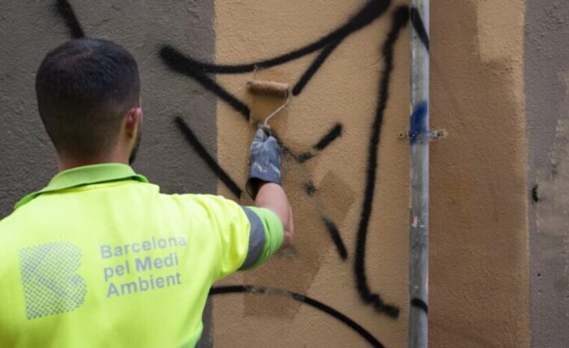 Barcelona destinará 16 millones de euros a retirar pintadas y carteles de la vía pública