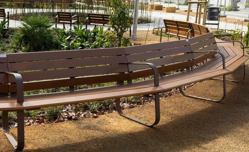 Barcelona inaugura un nuevo corredor verde con bancos sostenibles en Sant Martí