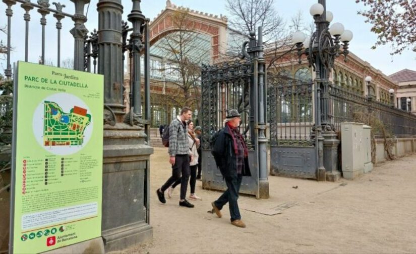 Barcelona renueva la señalización en 97 parques y jardines