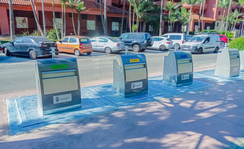 Benalmádena instala más de 400 contenedores soterrados de carga superior de Fabrez