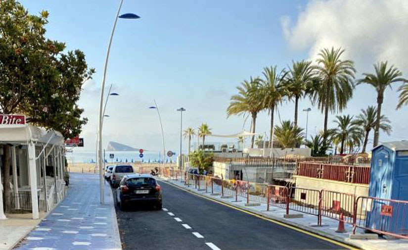Benidorm abre la calle Aigües, la primera de La Cala que sigue el diseño del Paseo de Poniente