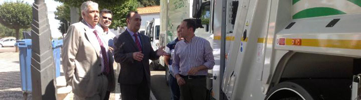 Dos nuevos camiones compactadores modernizan la recogida de residuos de Villafranca de los Barros