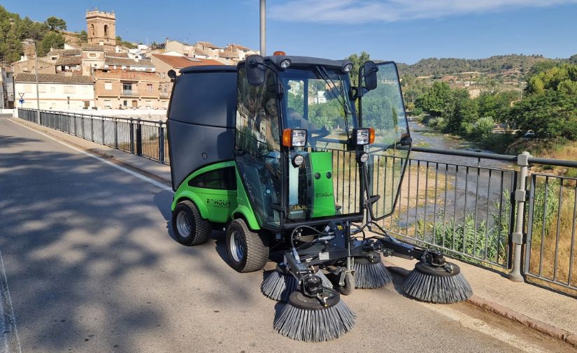 Calles refuerza la limpieza viaria con una barredora multifunción que optimiza el trabajo del servicio municipal