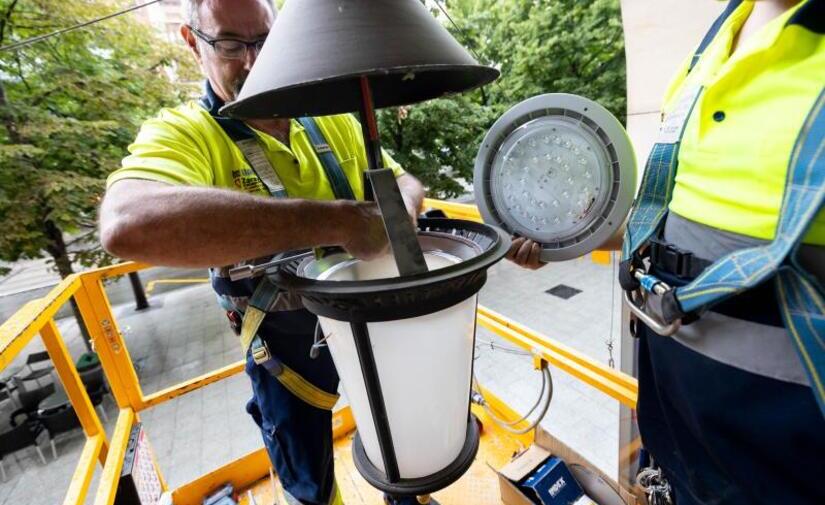 Zaragoza avanza en la renovación de su alumbrado con nuevas luminarias el Paseo Independencia