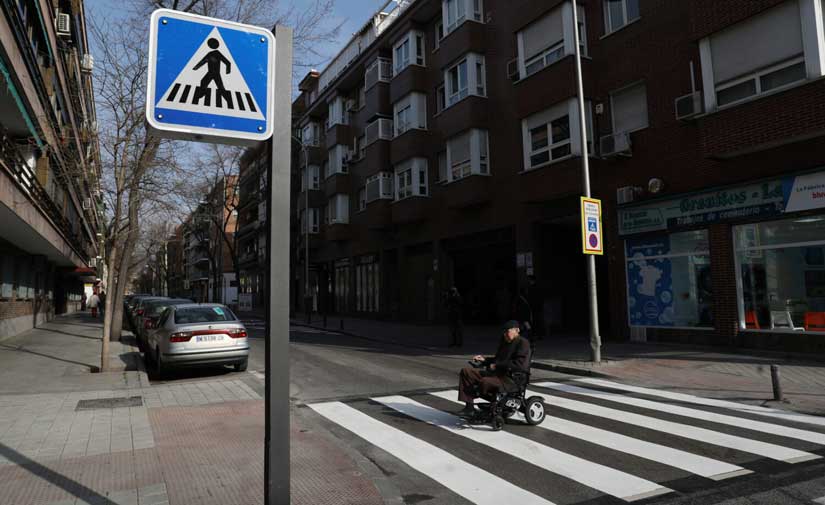 Ciudad Lineal prueba el primer paso de peatones inteligente para mejorar la seguridad vial