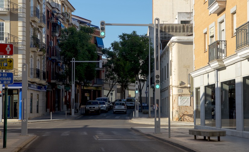 Ciudades de Extremadura refuerzan su seguridad con bolardos y semáforos de Edigal