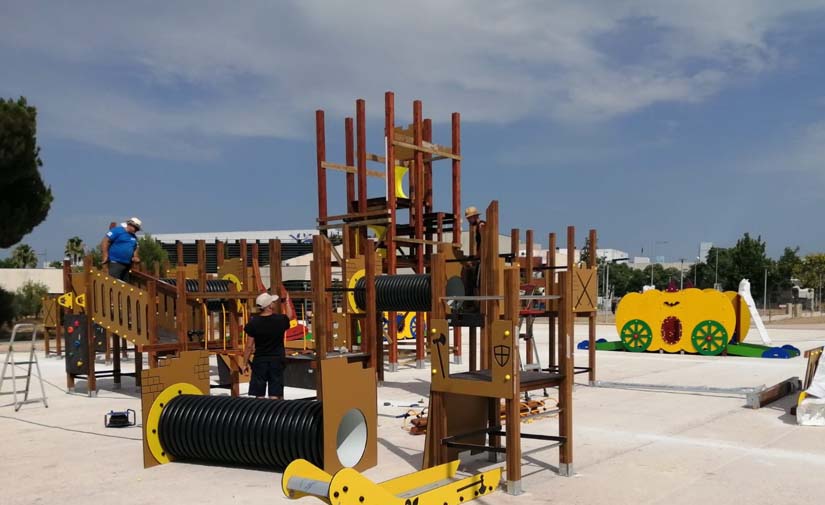 Comienzan a instalar en el parque del Acueducto el castillo de juegos infantiles más alto de Alcantarilla