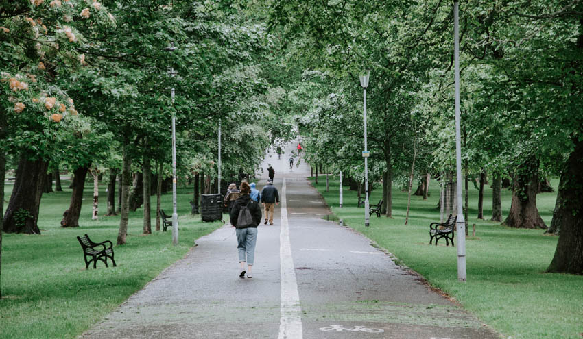 ¿Cómo se pueden fomentar en las ciudades los desplazamientos a pie?