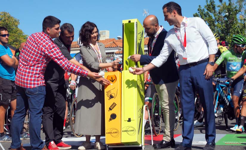 Díaz Ayuso e Iñaki Aguado apoyan el reciclaje de bombillas en la salida de la Vuelta Ciclista