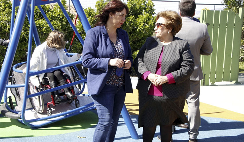 Diputación de Granada colabora con APROSMO en la instalación de un parque de columpios inclusivo