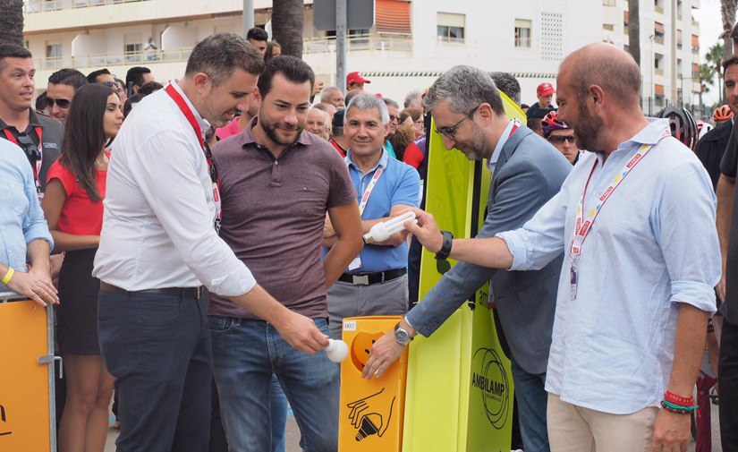 El Alcalde de Cullera y el Presidente de la Diputación de Valencia apoyan el reciclaje de bombillas en la Vuelta Ciclista