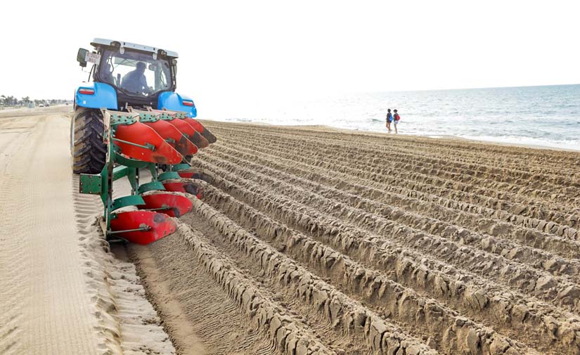 El Área Metropolitana de Barcelona inicia labrado de las playas metropolitanas