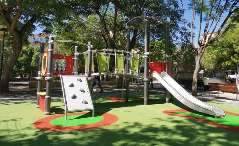 El Ayuntamiento de Alicante completa el programa de renovación de parques infantiles