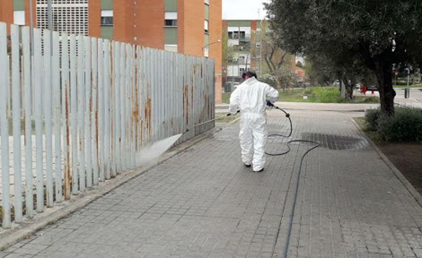 El Ayuntamiento de Chiclana refuerza las labores de baldeo y desinfección de la vía pública