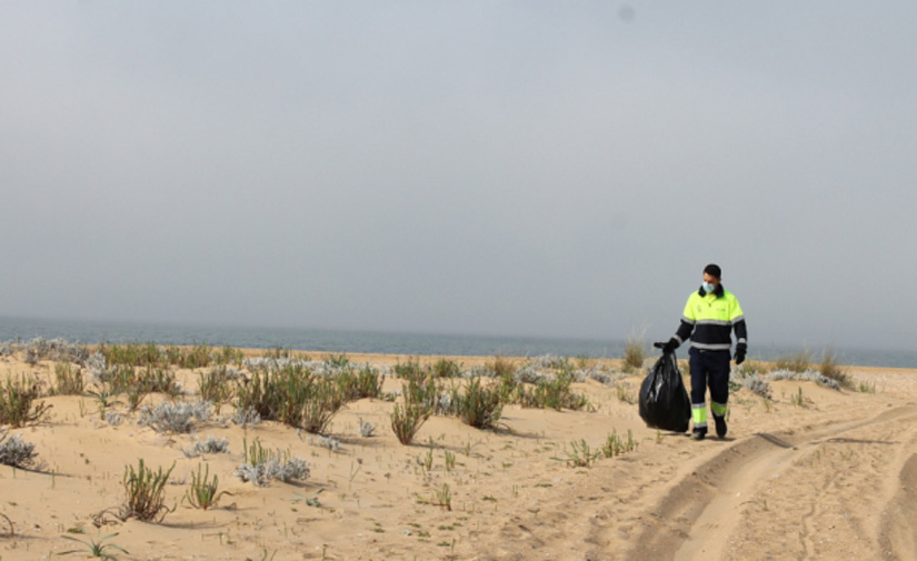 El Ayuntamiento de Huelva culmina una campaña especial de limpieza en la Playa del Espigón
